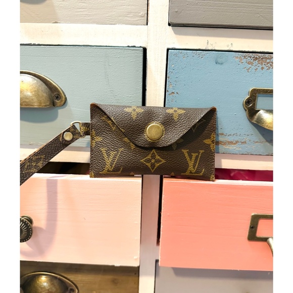 ❤️LV Wristlet❤️ - Picture 4 of 6